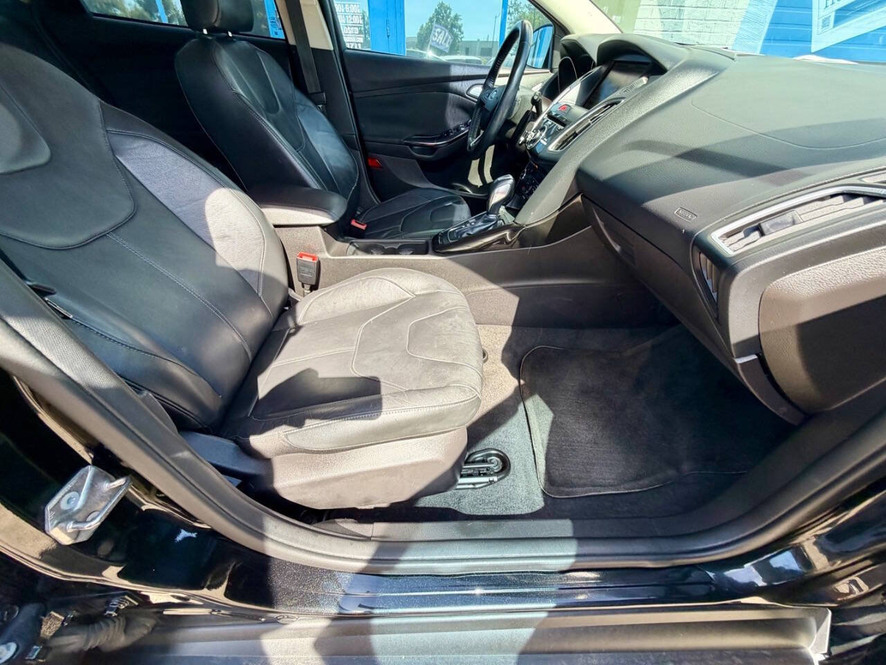 Used 2015 Ford Focus Titanium FWD image 25
