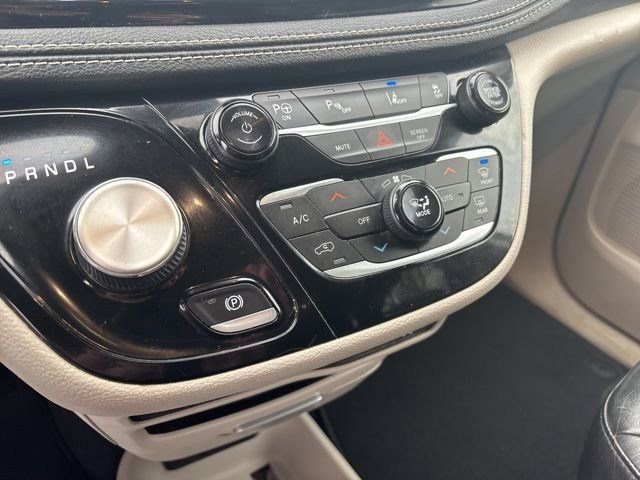 Used 2022 Chrysler Pacifica Touring-L w/ Uconnect Theater Family Group image 25