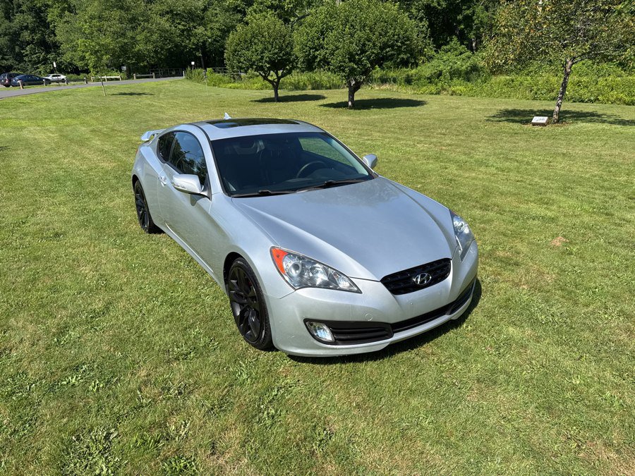 Used 2010 Hyundai Genesis 3.8 RWD image 2