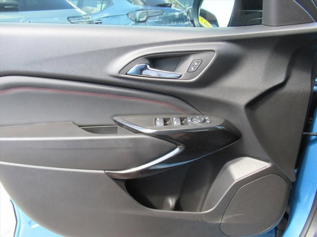 Used 2025 Chevrolet Trax RS image 17