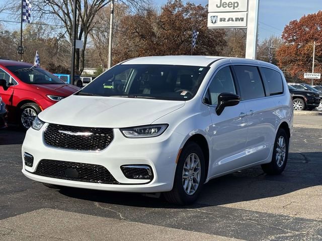 New 2026 Chrysler Pacifica Select image 28