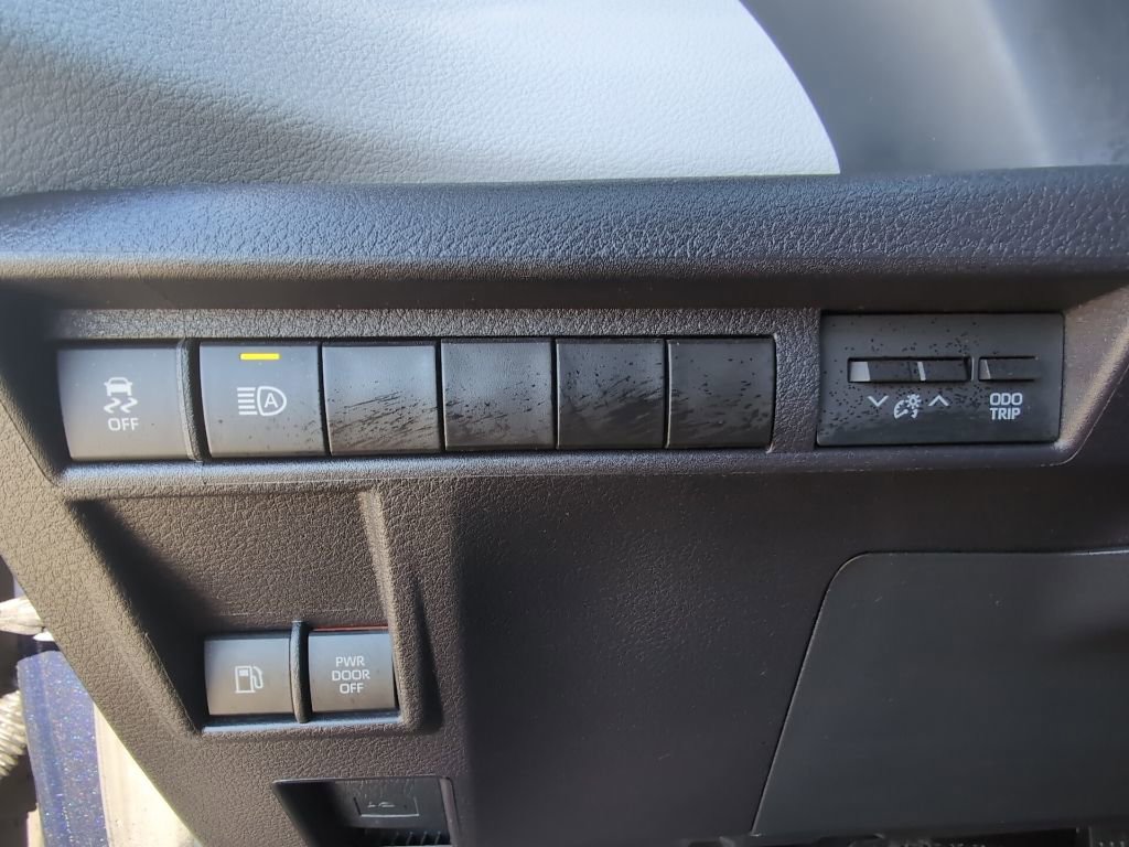 Used 2025 Toyota Sienna LE image 16