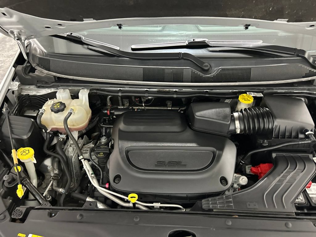 Used 2024 Chrysler Pacifica Touring-L FWD image 11