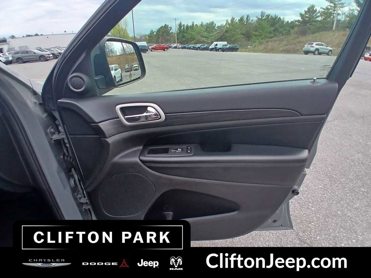 Used 2020 Jeep Grand Cherokee Altitude AWD/4WD image 16