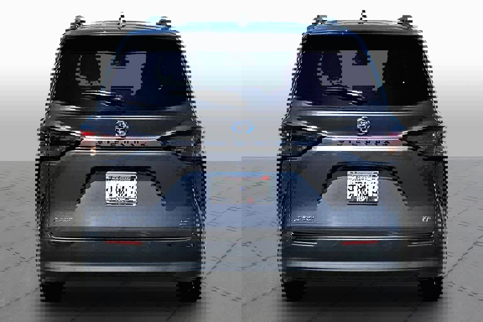 Used 2025 Toyota Sienna XLE w/ XLE Plus Package image 4