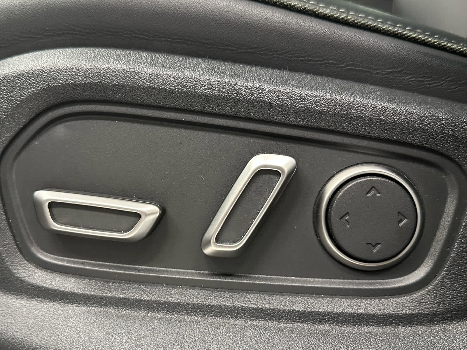 Used 2026 Rivian R1S Adventure image 12