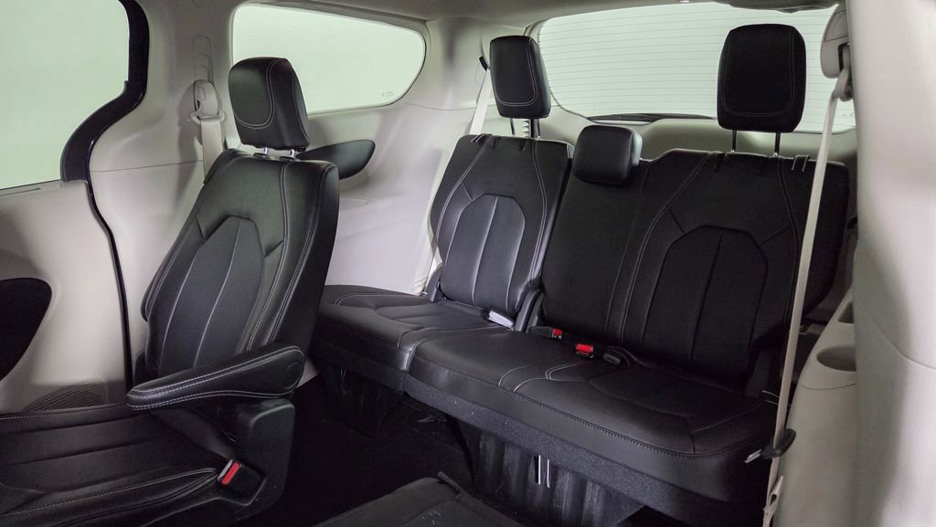 Used 2024 Chrysler Pacifica Touring-L FWD image 29