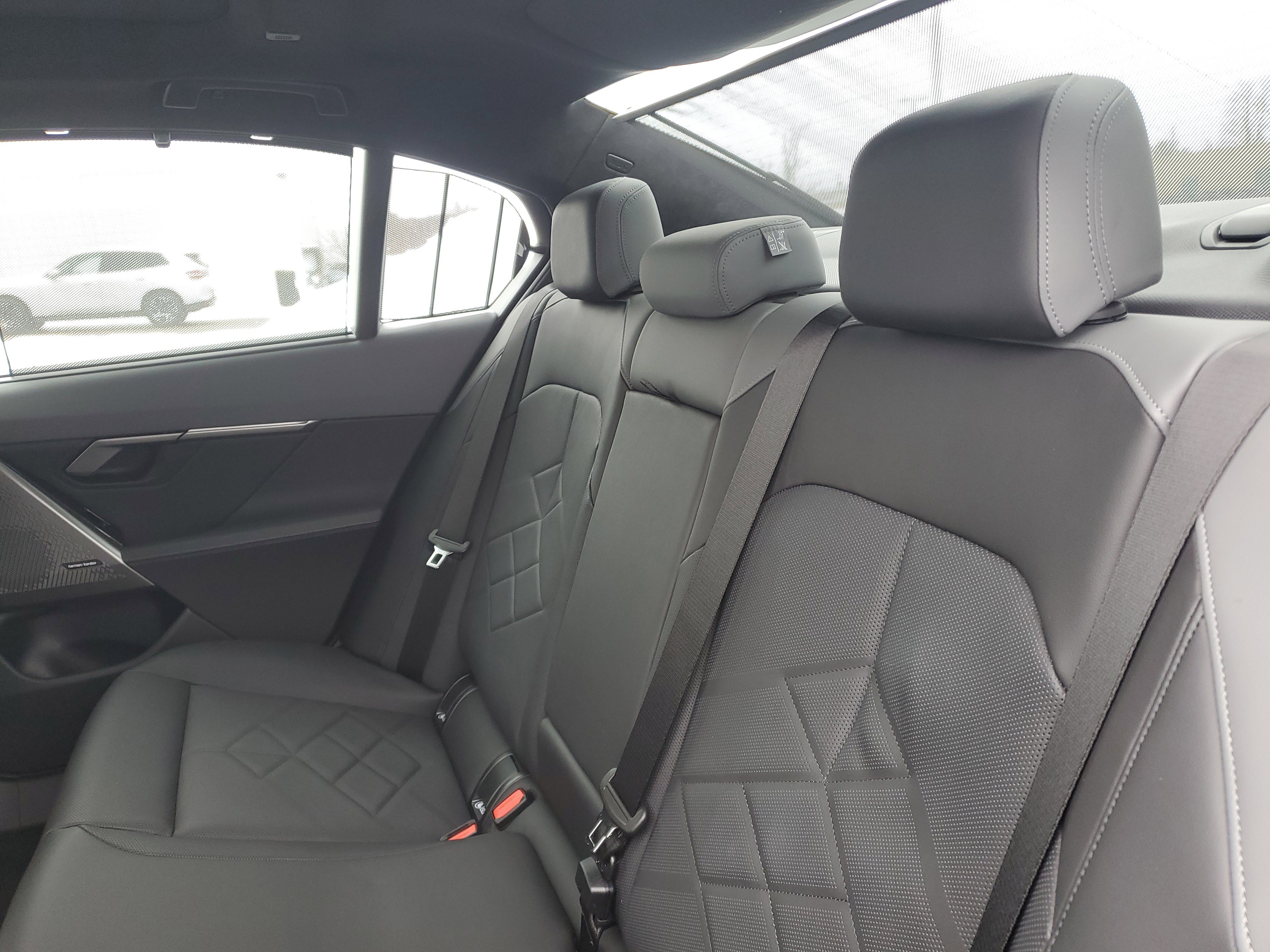 New 2026 BMW 550e xDrive w/ Executive Package image 23