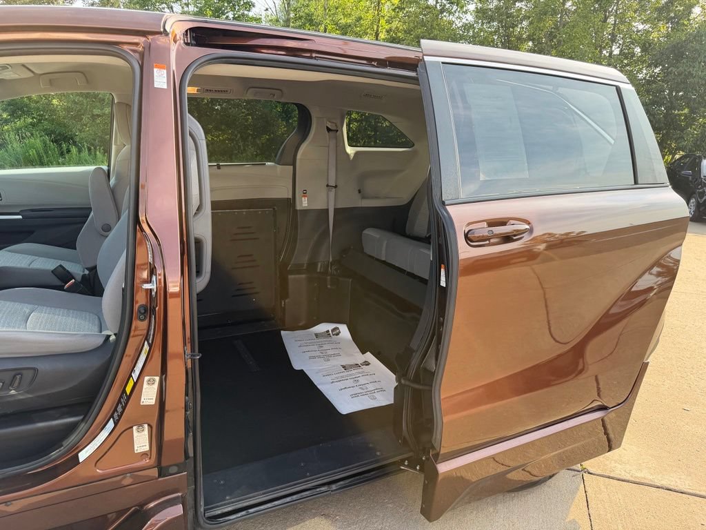 Used 2022 Toyota Sienna LE FWD image 23