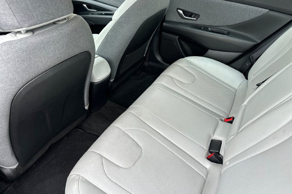 Used 2023 Hyundai Elantra Limited FWD image 17