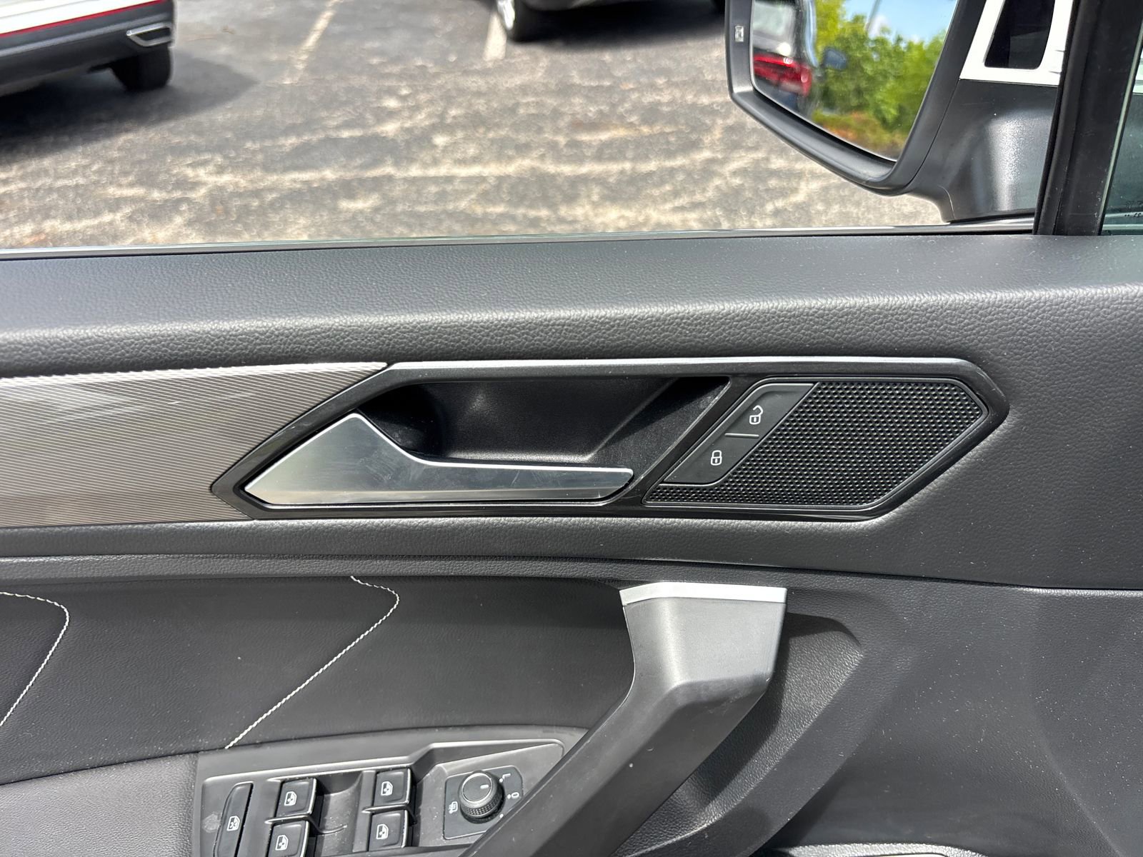 Used 2024 Volkswagen Tiguan SE w/ Panoramic Sunroof Package AWD/4WD image 11