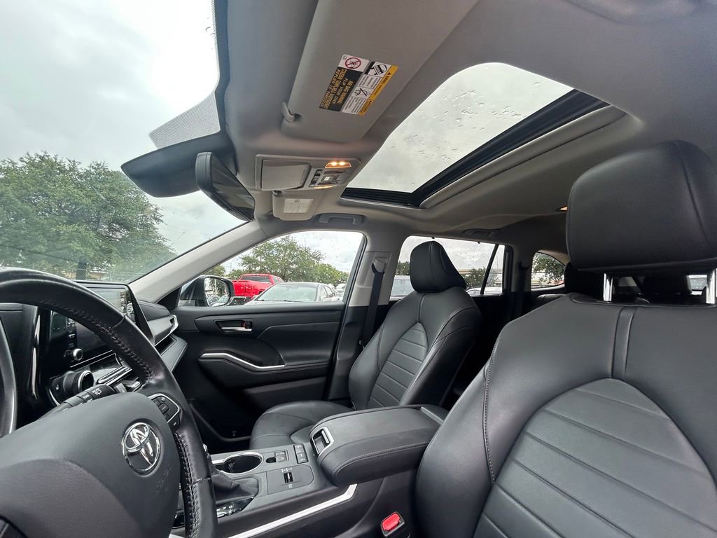 Used 2020 Toyota Highlander XLE FWD image 12