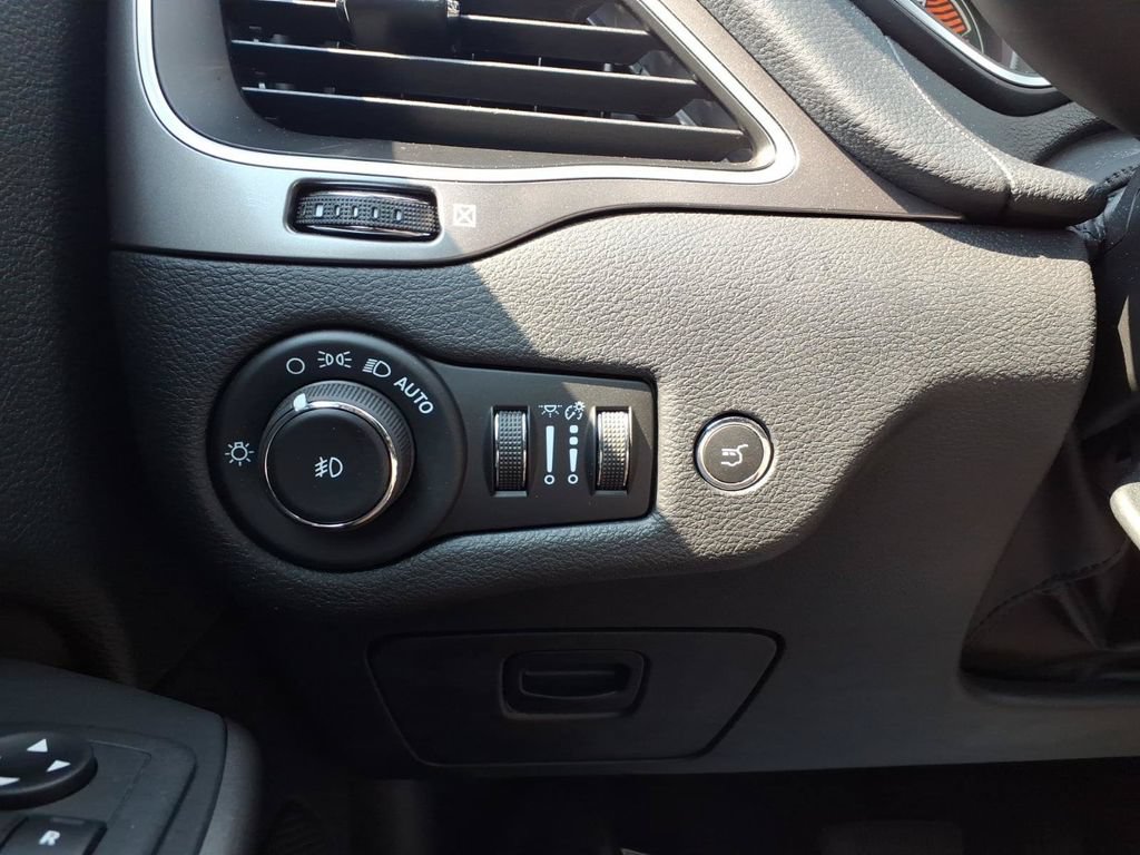 Used 2021 Jeep Cherokee Latitude Lux w/ Comfort/Convenience Group AWD/4WD image 14