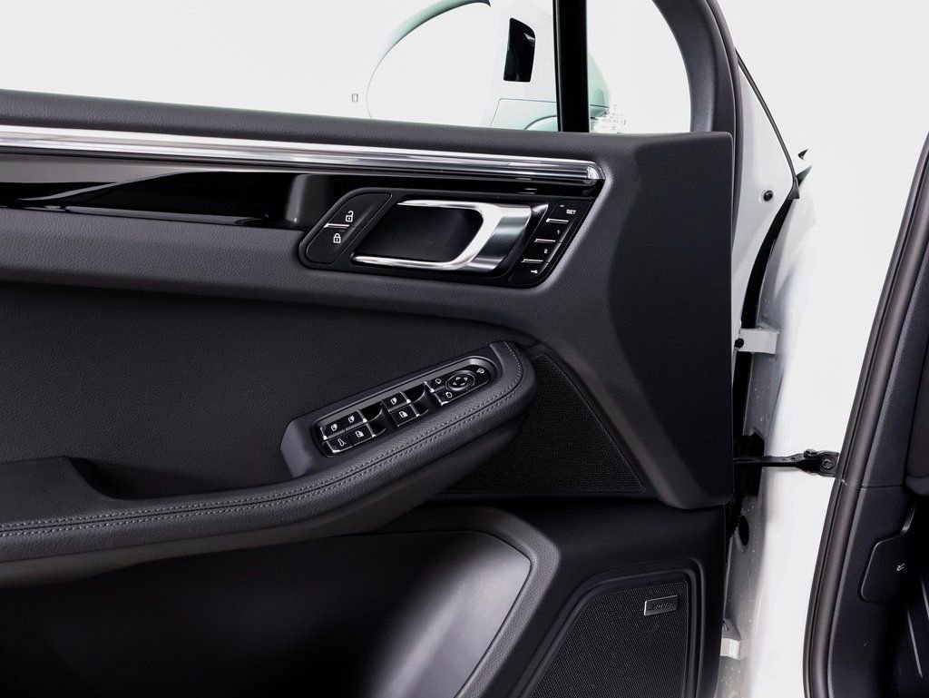 Certified 2025 Porsche Macan image 21