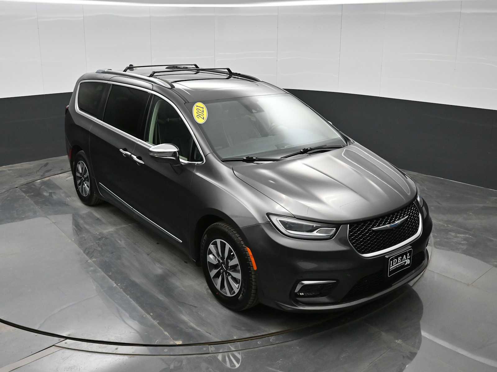 Used 2021 Chrysler Pacifica Limited w/ Uconnect Theater Family Group image 22