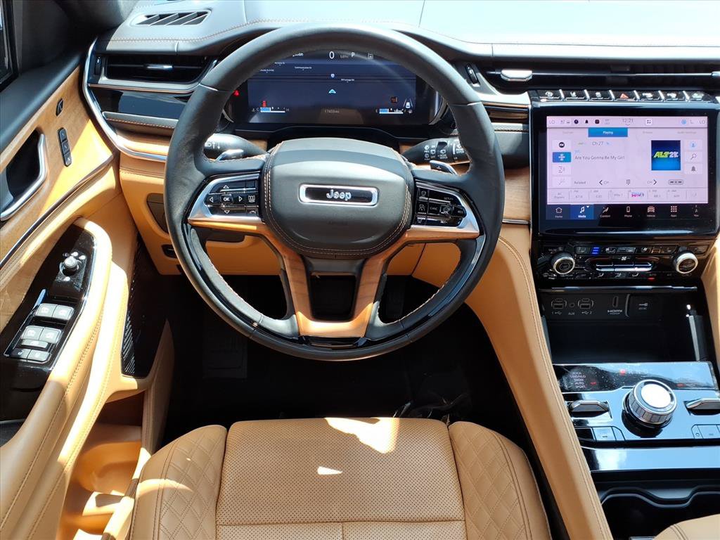 Used 2025 Jeep Grand Cherokee L Summit AWD/4WD image 3