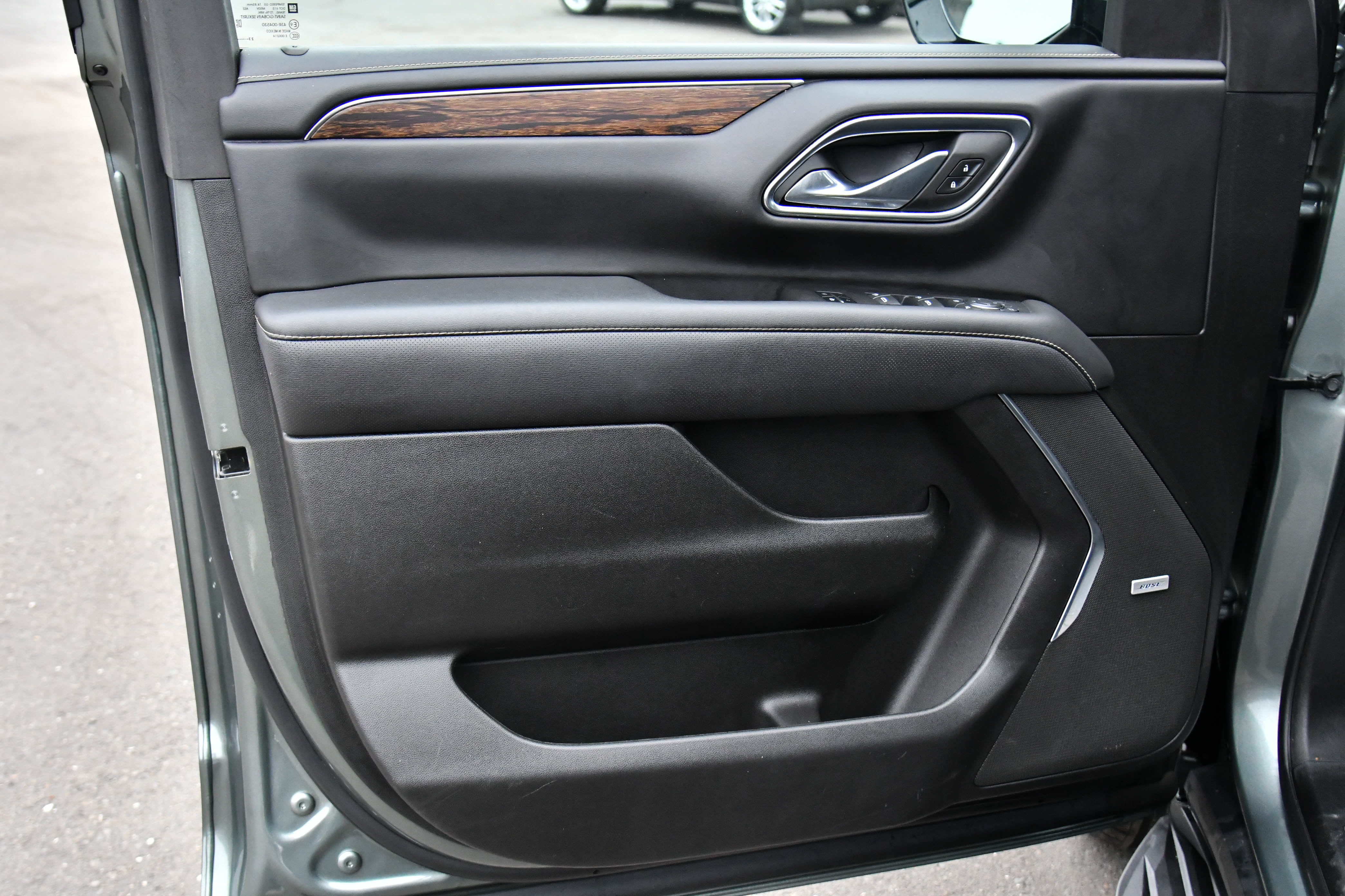 Used 2023 Chevrolet Suburban Premier image 14