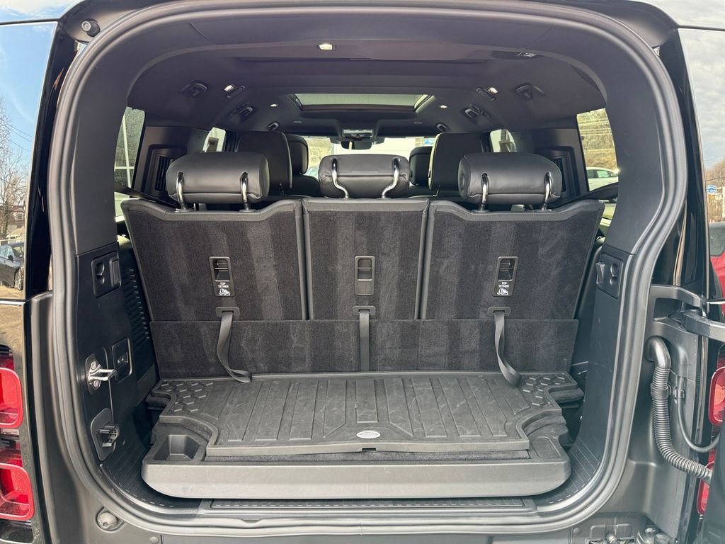 Used 2025 Land Rover Defender 130 X-Dynamic SE image 36