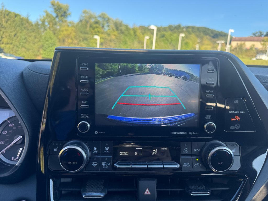 Used 2022 Toyota Highlander XLE AWD/4WD image 17