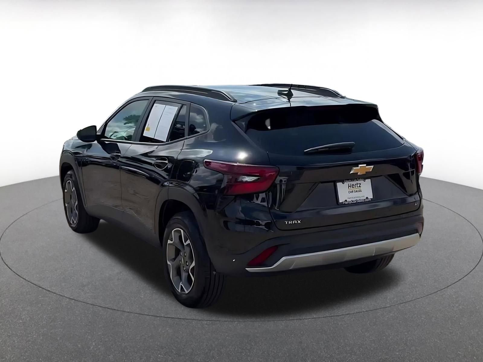 Used 2025 Chevrolet Trax LT FWD image 9