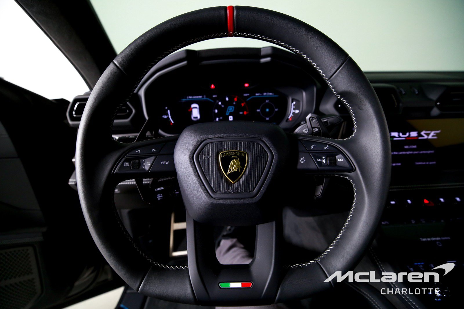 Used 2025 Lamborghini Urus SE AWD/4WD image 12