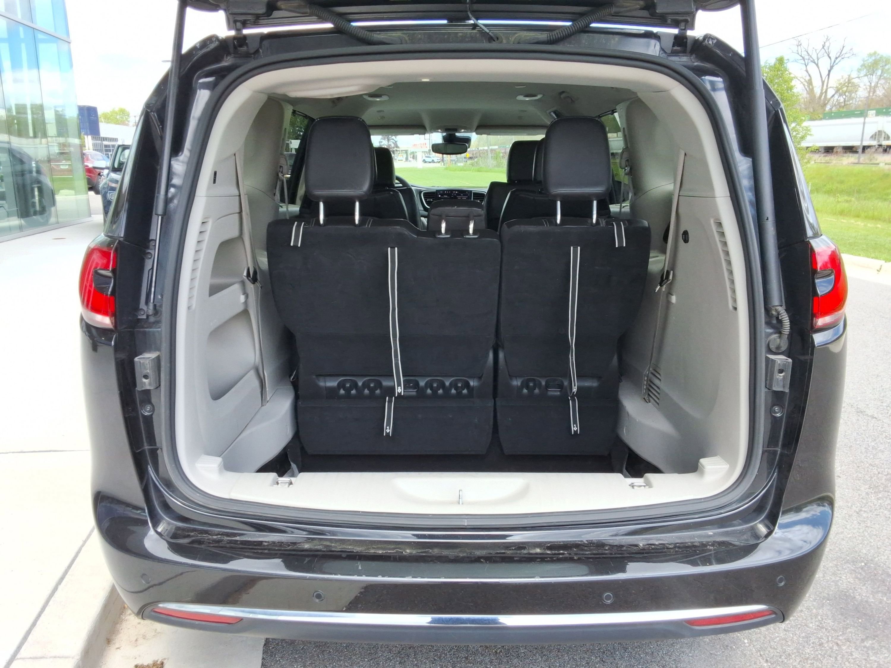 Used 2023 Chrysler Pacifica Touring-L FWD image 34