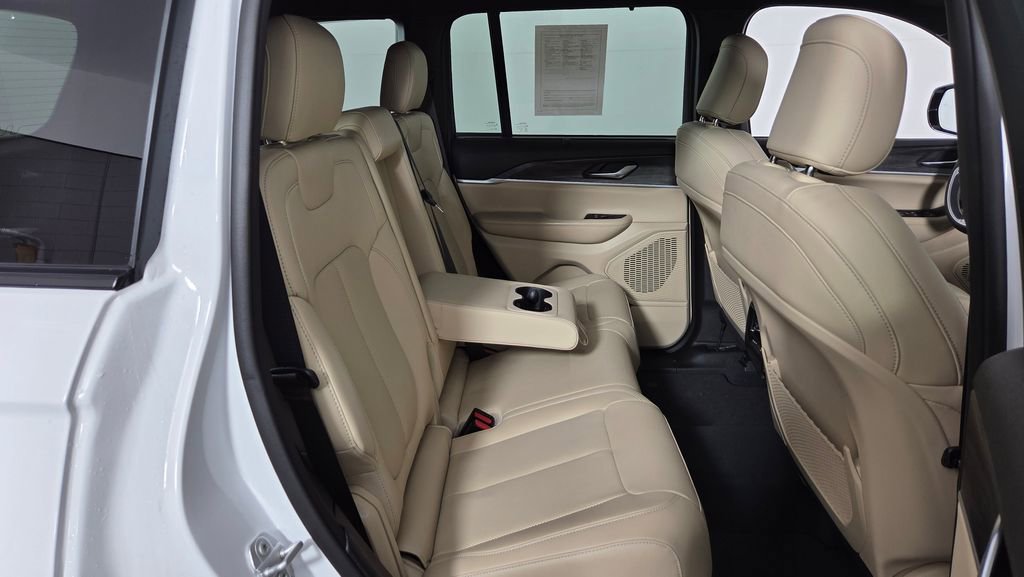 Used 2023 Jeep Grand Cherokee Limited w/ Luxury Tech Group II image 36