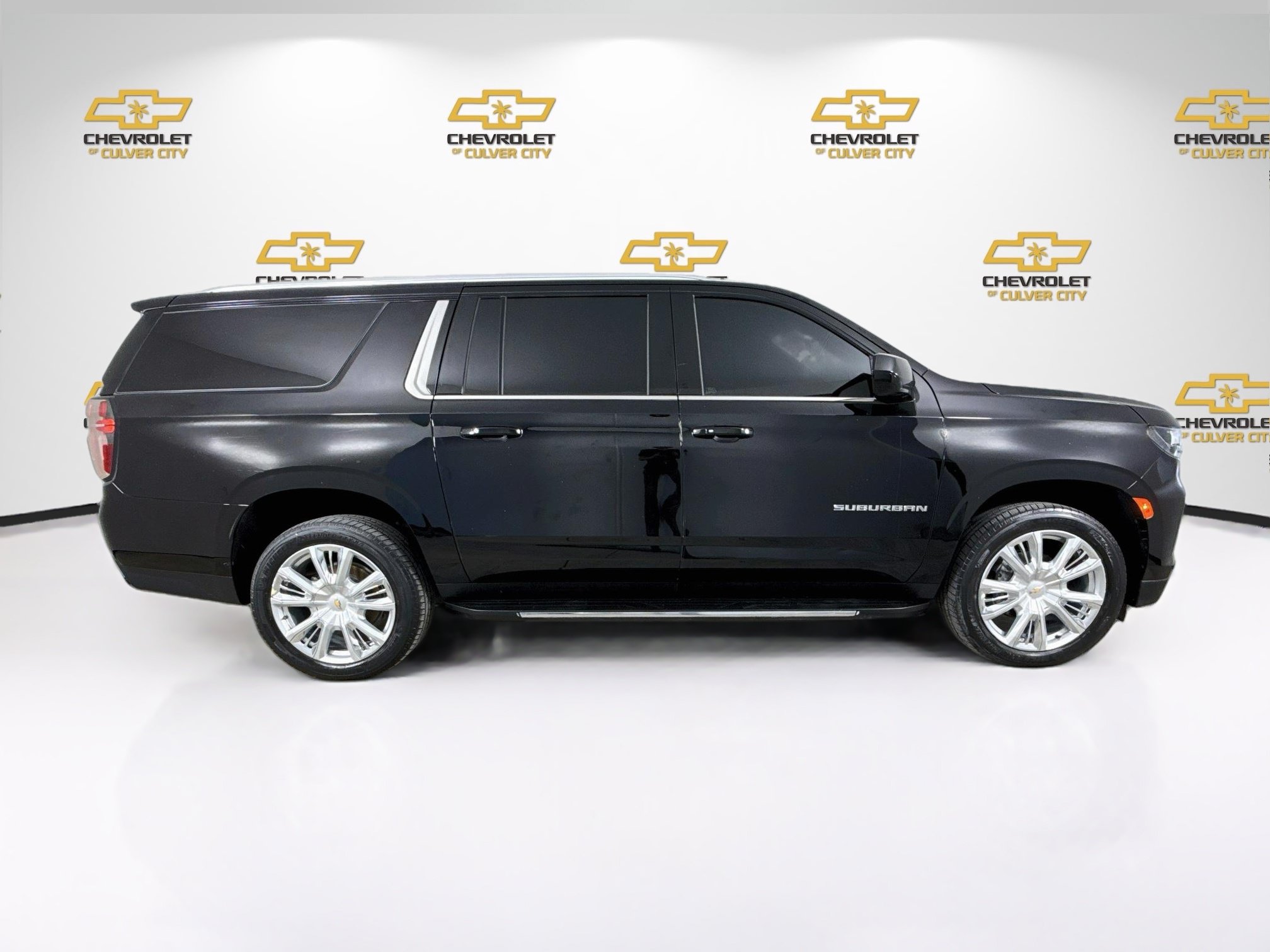Used 2023 Chevrolet Suburban LS RWD image 9