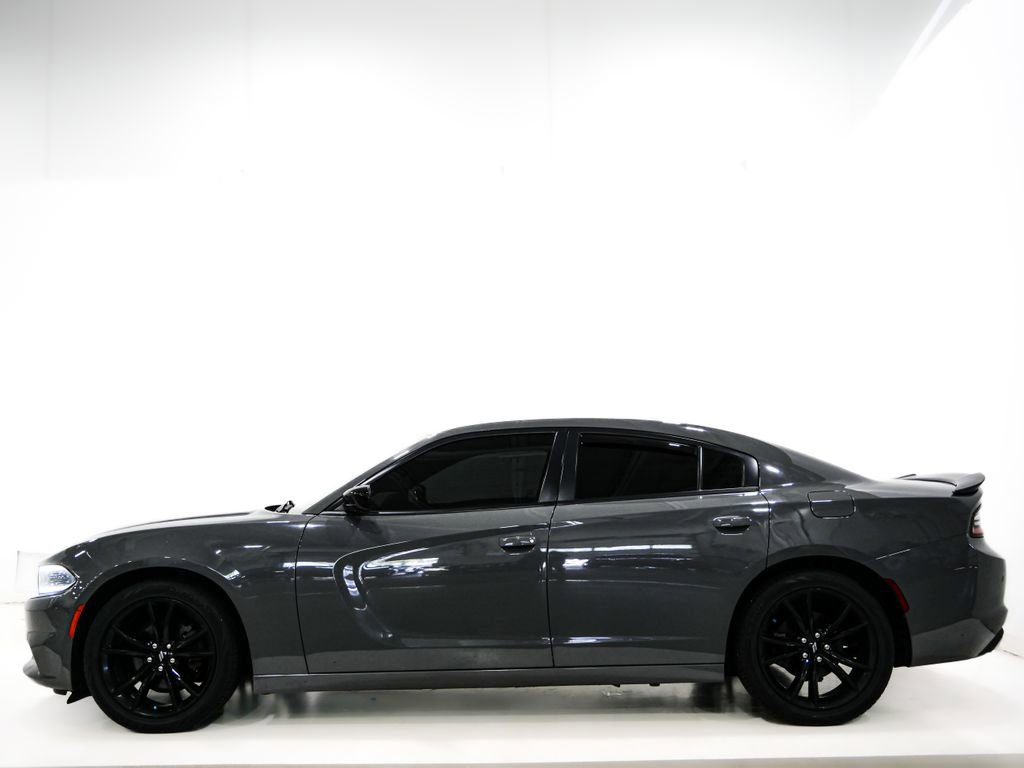 Used 2018 Dodge Charger SXT w/ Blacktop Package RWD image 5