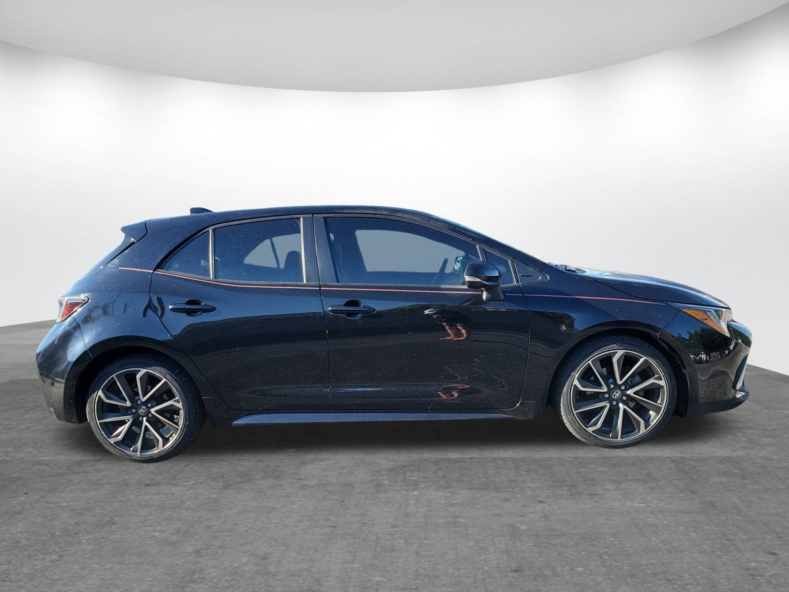 Used 2019 Toyota Corolla XSE image 2