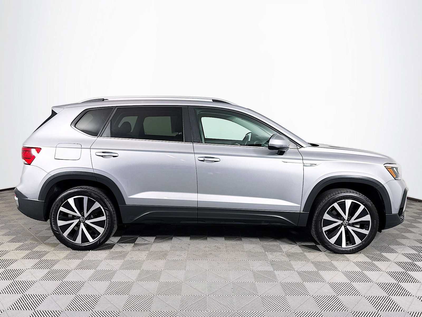 Used 2024 Volkswagen Taos SE FWD image 4