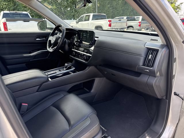 Used 2025 Nissan Pathfinder SL FWD image 28
