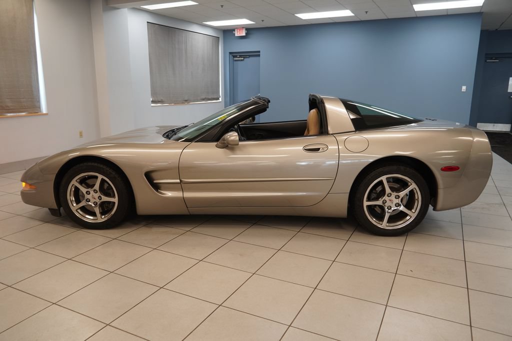 Used 2002 Chevrolet Corvette Coupe w/ Preferred Equipment Group1 RWD image 2