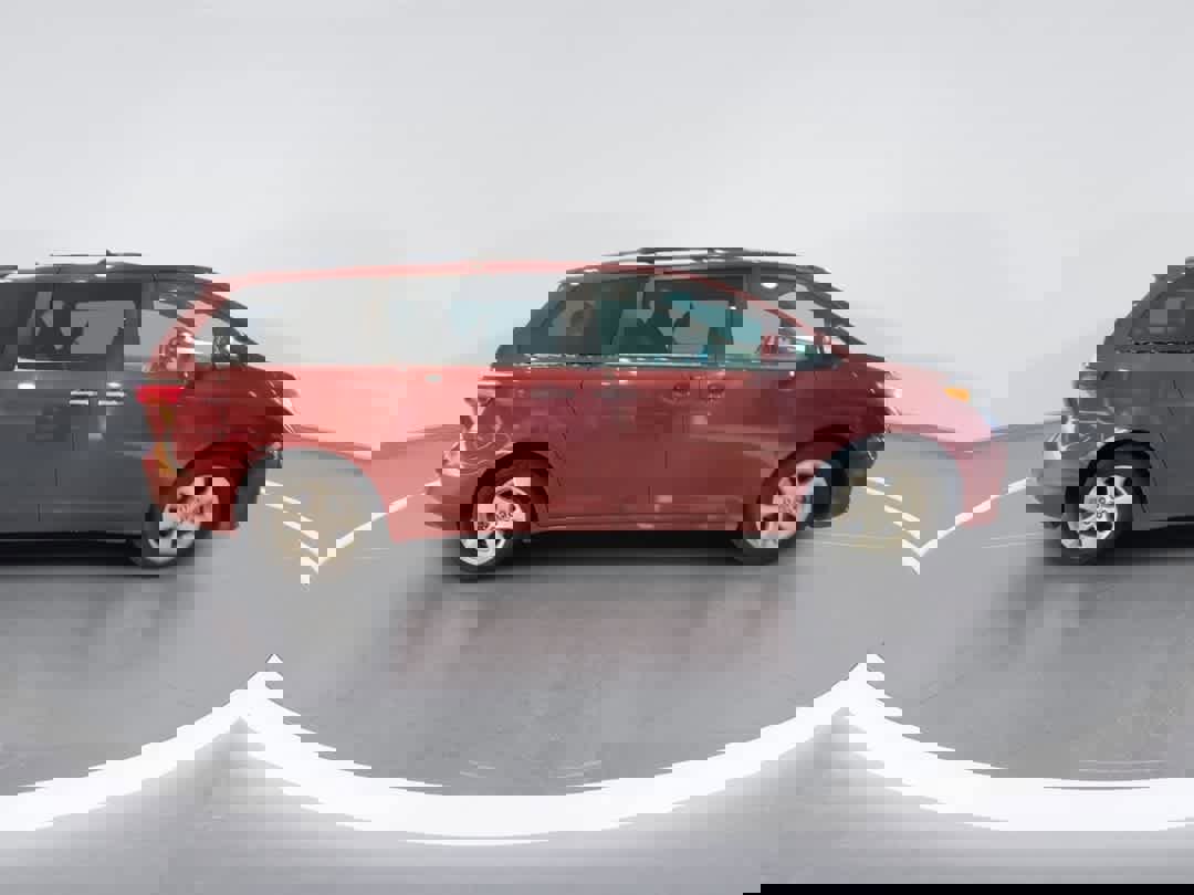 Used 2020 Toyota Sienna LE w/ LE Preferred Package image 9