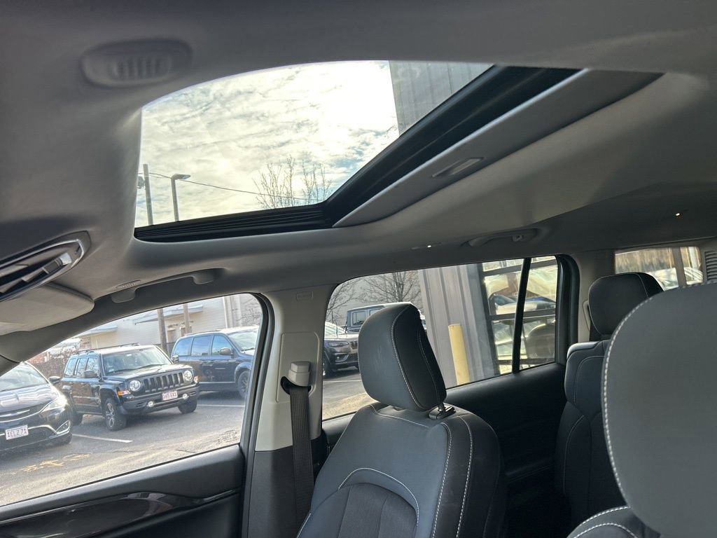 Used 2022 Jeep Grand Cherokee L Laredo w/ Luxury Tech Group I image 33