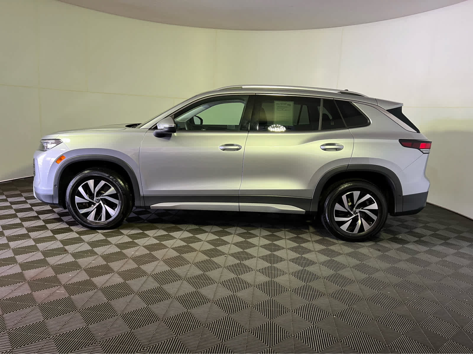Used 2025 Volkswagen Tiguan S AWD/4WD image 4