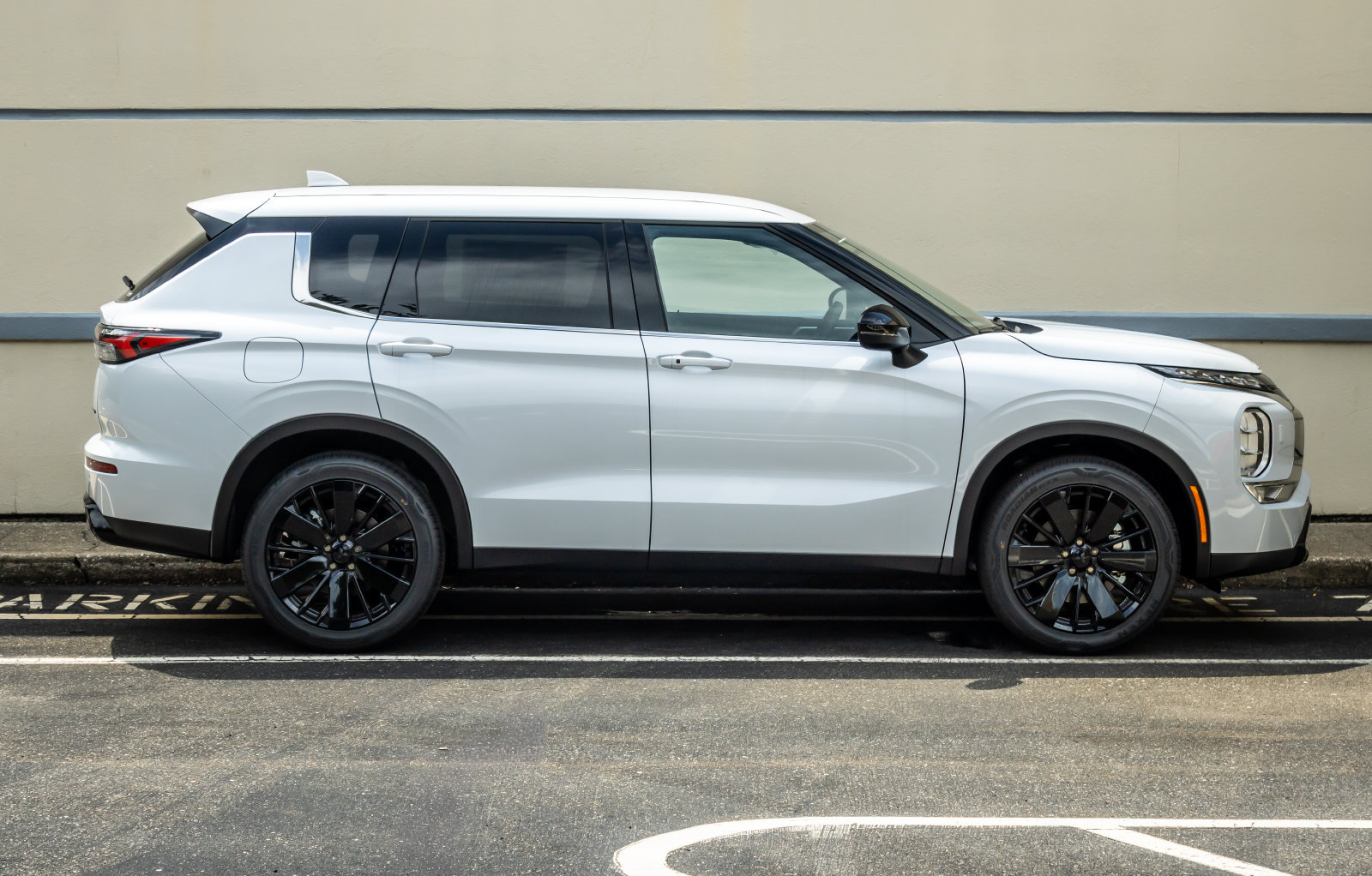 New 2026 Mitsubishi Outlander LE AWD/4WD image 9