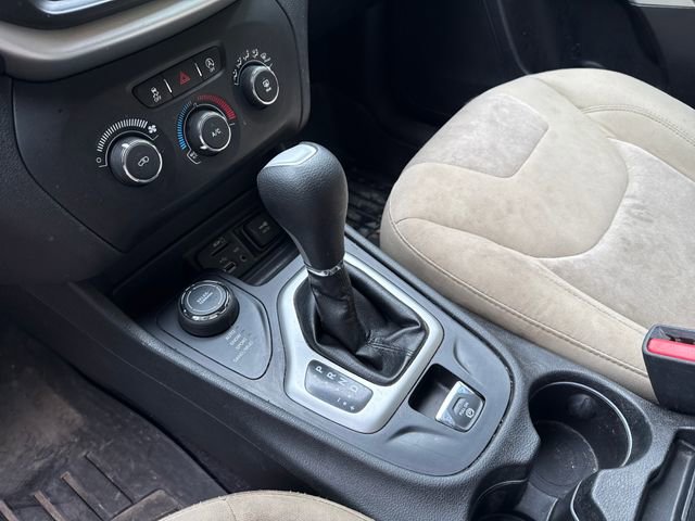 Used 2017 Jeep Cherokee Sport AWD/4WD image 23
