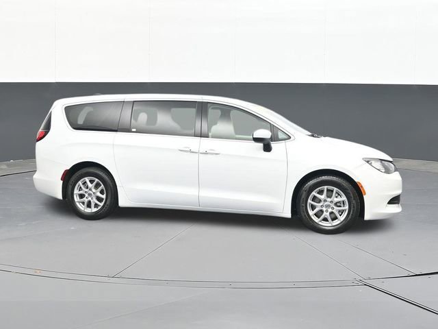 Used 2022 Chrysler Voyager LX image 18
