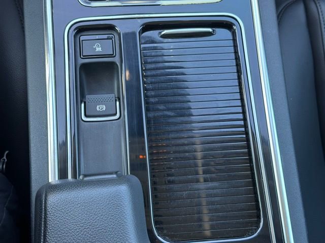 Used 2019 Jaguar XE Premium image 22