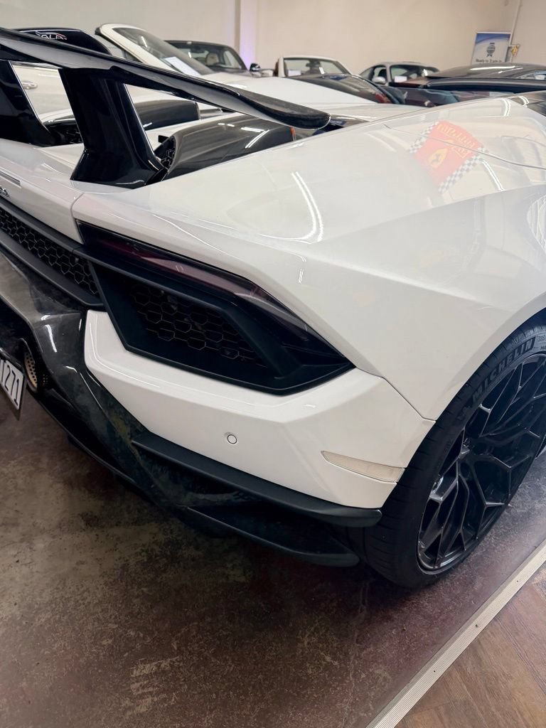 Used 2019 Lamborghini Huracan Performante AWD/4WD image 7