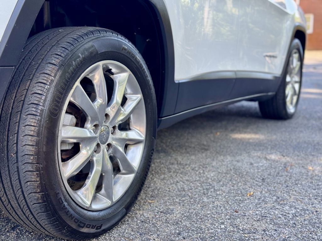 Used 2015 Jeep Cherokee Limited w/ Luxury Group FWD image 4