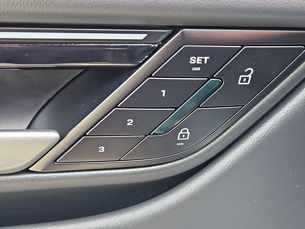 Certified 2025 Porsche Macan 4S Electric AWD/4WD image 24