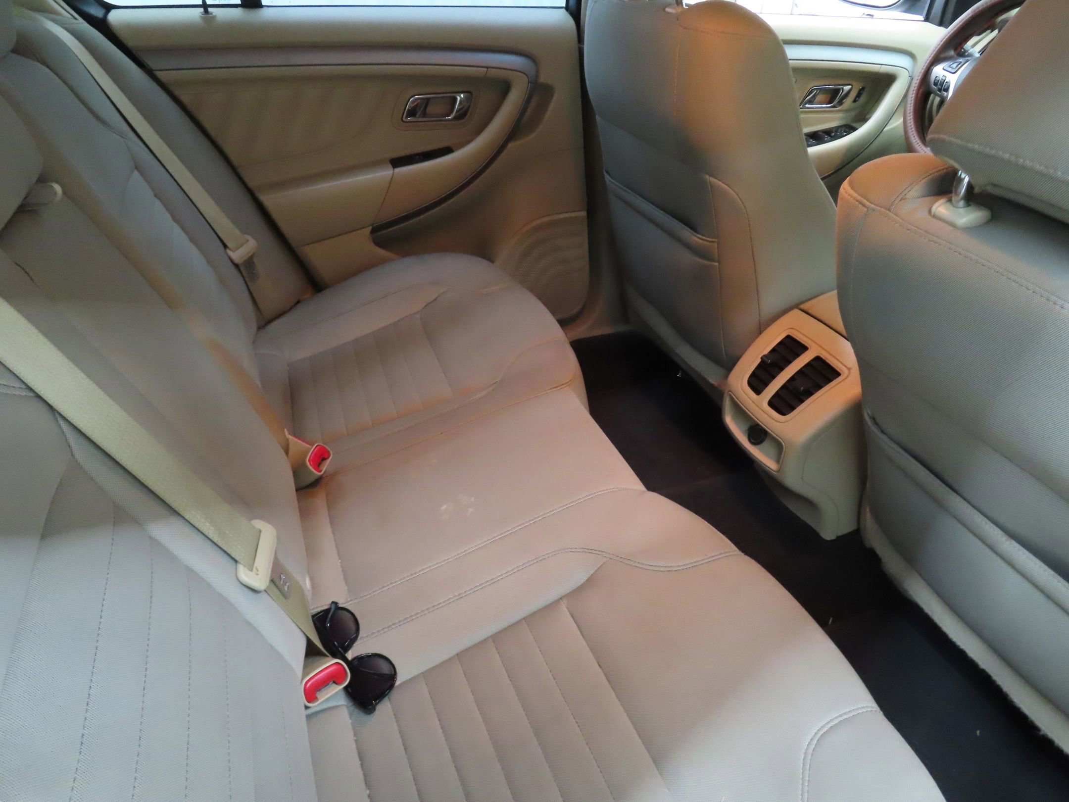 Used 2016 Ford Taurus SE FWD image 21