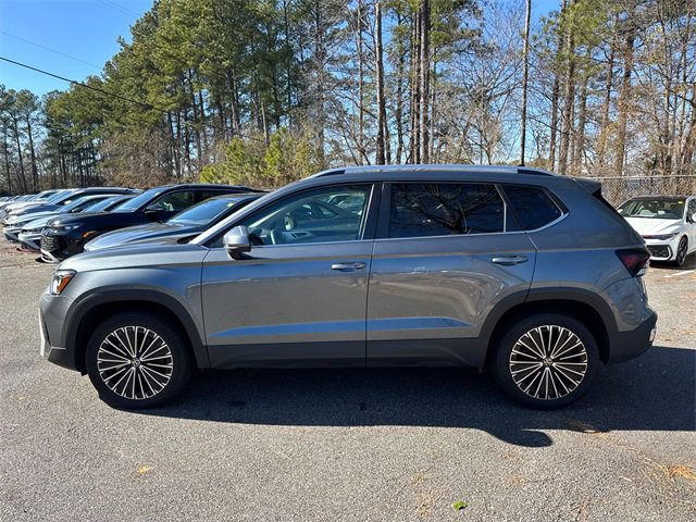 Used 2025 Volkswagen Taos SE image 4