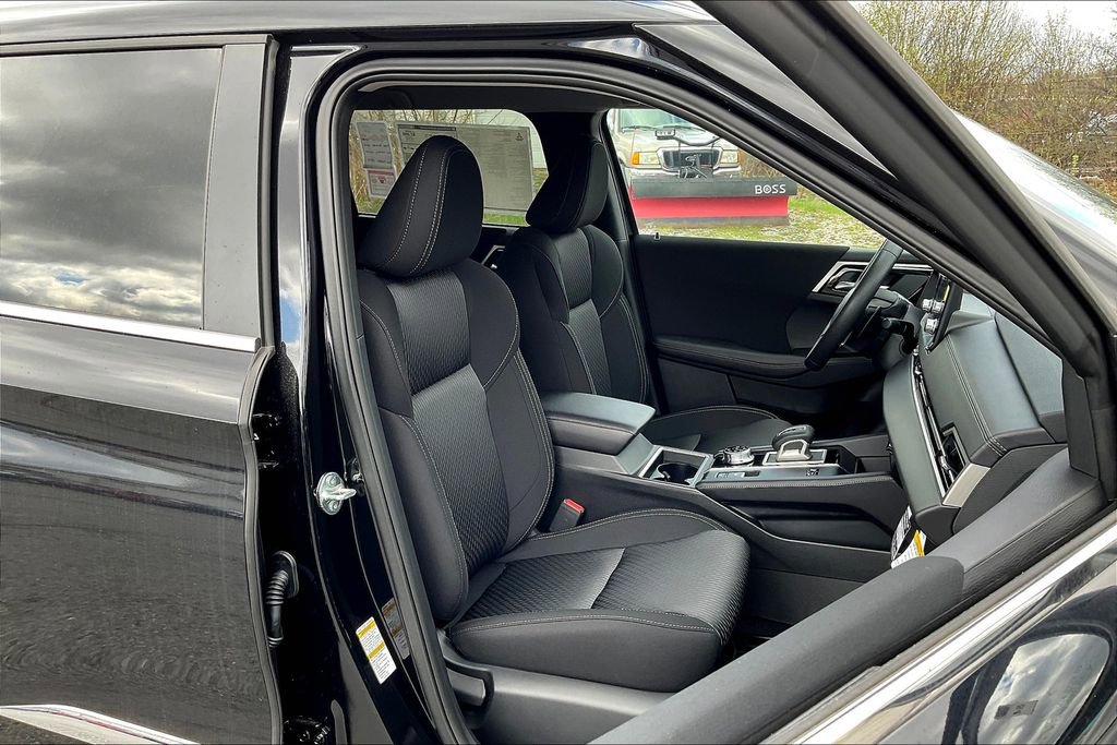 New 2025 Mitsubishi Outlander ES image 8