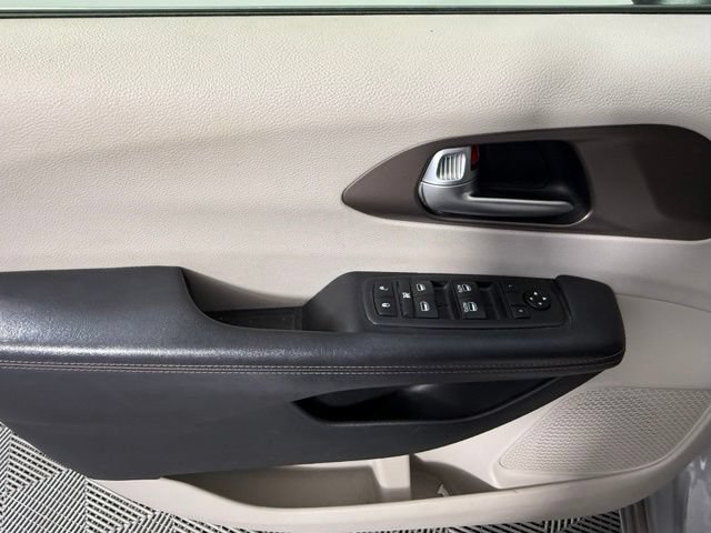 Used 2018 Chrysler Pacifica L FWD image 14