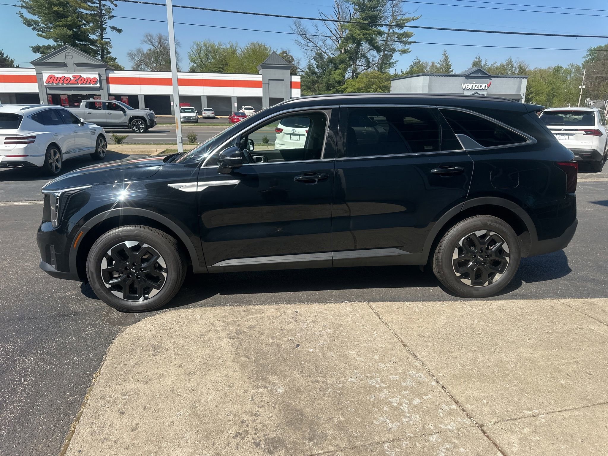 Used 2024 Kia Sorento S image 8