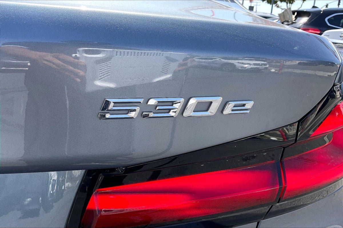 Used 2021 BMW 530e w/ Parking Assistance Package RWD image 8