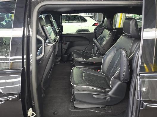 Used 2023 Chrysler Pacifica Limited w/ Uconnect Theater Family Group FWD image 4